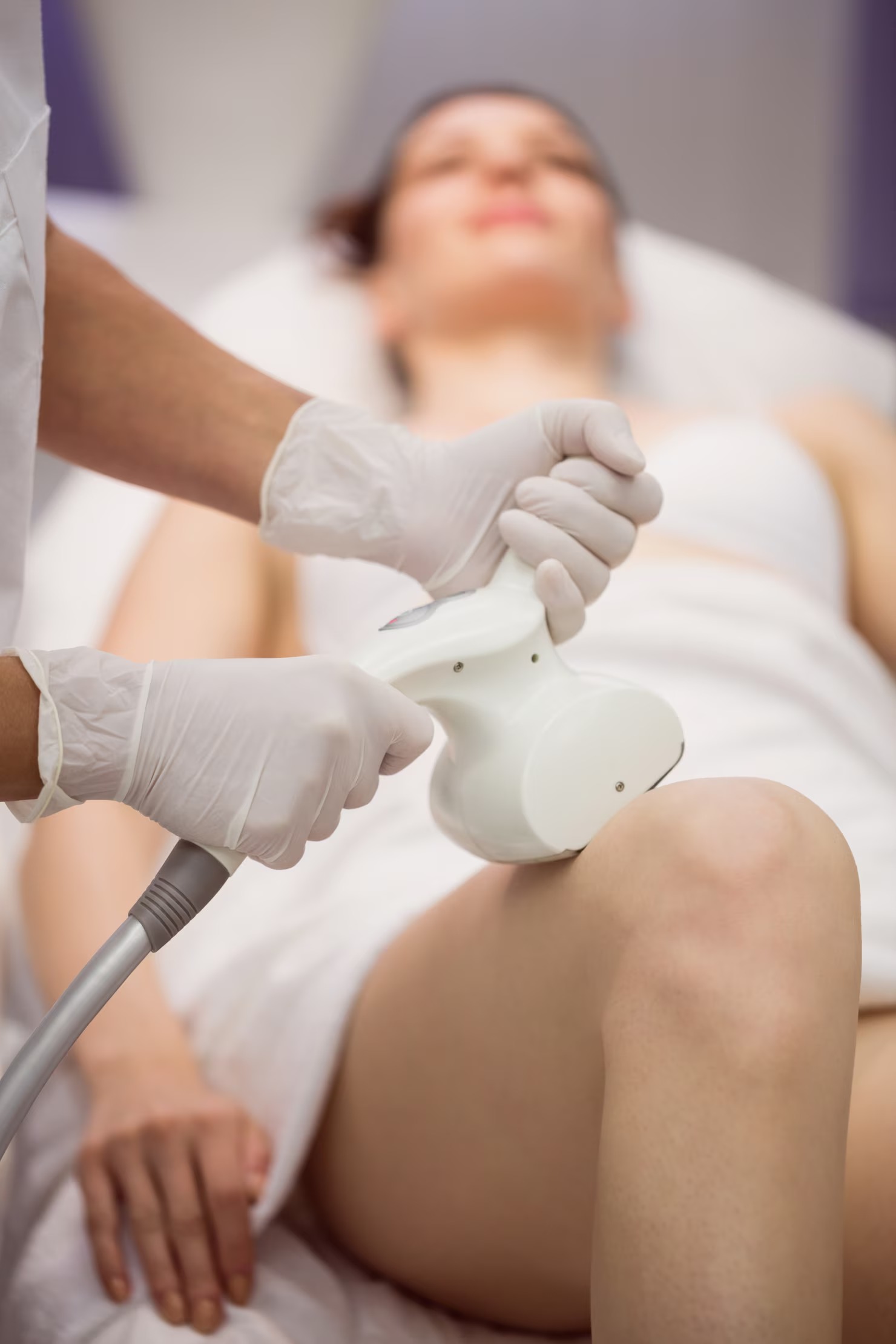 imgi 59 mujer recibiendo anticelulitis terapia anti grasa 107420 65213